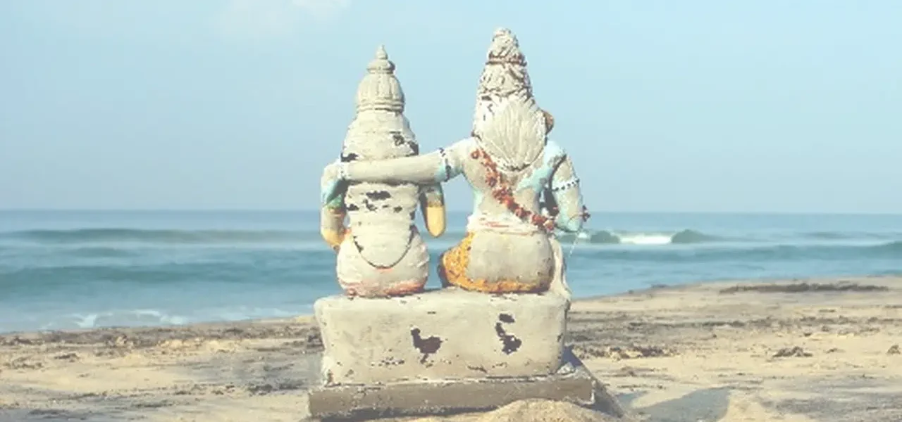 zwei indische tonfiguren am strand